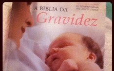 Carol Francischini posta foto de "Bíblia da Gravidez" (Foto: Instagram / Reprodução)