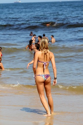 Fiorella Mattheis na praia (Foto: Wallace Barbosa / Ag. News)