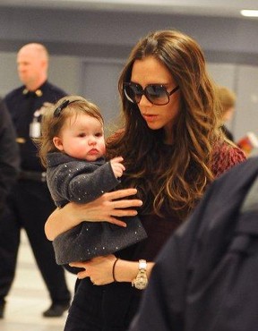 Victoria Beckham com a filha Harper Seven em aeroporto em Nova York, nos EUA (Foto: Studio Press/ Agência)