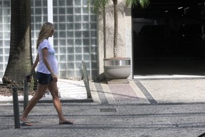 Luana Piovani vai a salão no Leblon, no Rio (Foto: Fausto Candelária / AgNews)