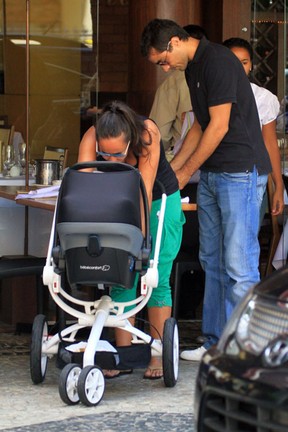 Ricardo Pereira passeia com a mulher, Francisca Pinto, e a filha (Foto: Jeferson Ribeiro / AgNews)