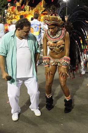 Quitéria Chagas ensina Léo Jaime a dançar Kuduro (Foto: Marcos Ferreira / Photo Rio News)
