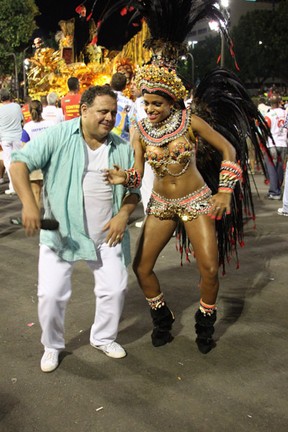 Quitéria Chagas ensina Léo Jaime a dançar Kuduro (Foto: Marcos Ferreira / Photo Rio News)