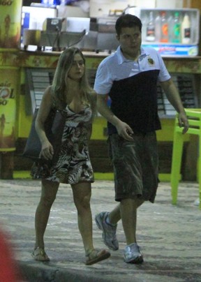 Renata caminha com amigo na orla do Leblon, Zona Sul do Rio (Foto: Delson Silva/ Ag. News)
