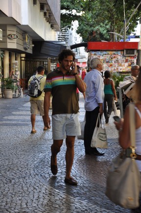 Paulo Rocha caminha pelas ruas do Leblon (Foto: AgNews/ Mickael Machado)
