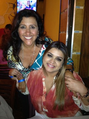 Regina Casé e Preta Gil em churrascaria no Rio (Foto: Twitter/ Reprodução)