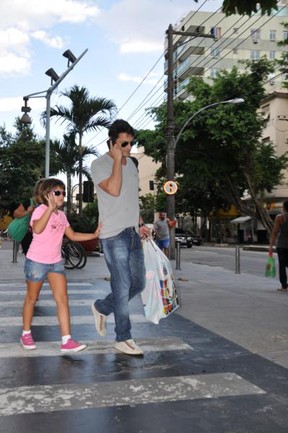 Marcelo Serrado passeia com a filha em shopping do Rio (Foto: Mickael Machado / AgNews)