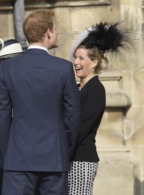 Príncipe Harry brinca com Condessa de Wessex em missa da Família Real (Foto: Reuters)