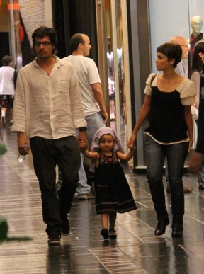 Débora Falabella e com a filha Nina e o namorado Daniel Alvim em shopping no Rio (Foto: Daniel Delmiro/ Ag. News)