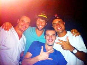 Ex-BBB Rafa com Gustavo Leão, Jayme Matarazzo e Biel Maciel em boate no Rio (Foto: Twitter/ Reprodução)