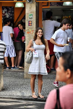 Priscila Fantin caminhando com o marido pelas ruas da Gávea-RJ (Foto: Mickael Machado / AgNews)