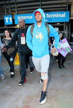 Chris Brown no aeroporto de Sidney, na Austrália (Foto: Grosby Group/ Agência)