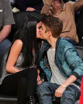 Justin Bieber e Selena Gomez se beijam em jogo de basquete (Foto: Getty Images)