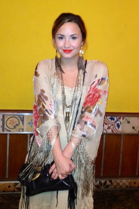 Demi Lovato em churrascaria no Rio (Foto: Twitter/ Reprodução)