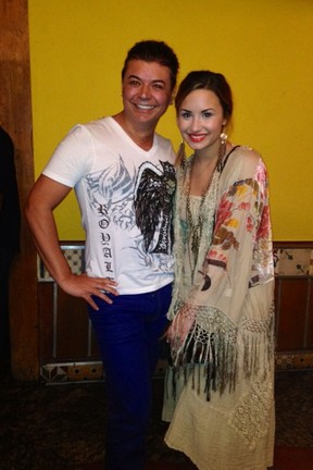 Demi Lovato com David Brazil em churrascaria no Rio (Foto: Twitter/ Reprodução)