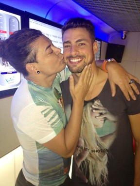 David Brazil beija Cauã Reymond (Foto: Reprodução/Twitter)
