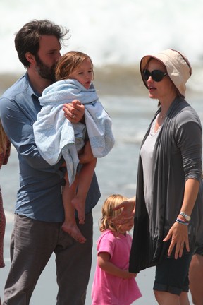 Jennifer Garner com as filhas Violet e Seraphina e o marido Ben Affleck em praia em Santa Bárbara, na Califórnia, nos EUA (Foto: X17/ Agência)