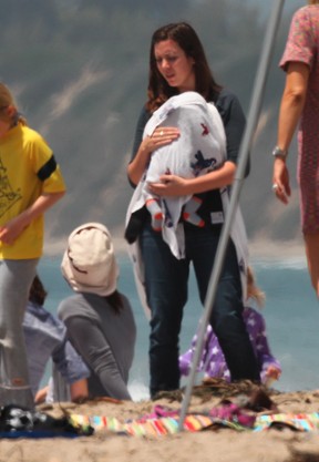 Jennifer Garner (sentada) com o filho Samuel, de dois meses, em praia em Santa Bárbara, na Califórnia, nos EUA  (Foto: X17/ Agência)