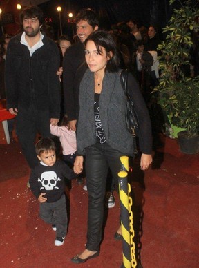 Juliana Knust leva filho ao circo (Foto: Delson Silva/Ag. News)