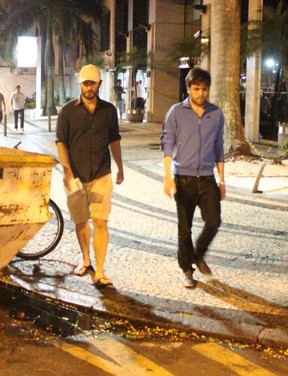 Gabriel Braga Nunes com amigo no Leblon, Zona Sul do Rio (Foto: Fausto Candelária/ Ag. News)