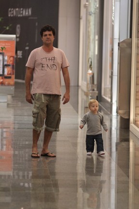 Felipe Camargo passeia com o filho em shopping do Rio (Foto: Dilson Silva / AgNews)