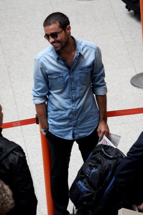 Rivcardo Pereira em aeroporto carioca (Foto: Henrique Oliveira/Photo Rio News)