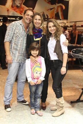 Andréa Sorvetão com as filhas Giovanna e Maria Eduarda e o marido Conrado em reinauguração de loja em shopping na Zona Oeste do Rio (Foto: Daniel Delmiro/ Ag. News)
