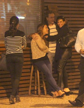 Narcisa Tamborindeguy e o namorado Guilherme Fiuza em restaurante na Zona Sul do Rio (Foto: Fausto Candelária/ Ag. News)