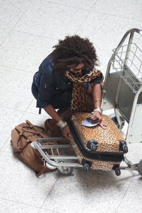 Adriana Bombom no aeroporto (Foto: Henrique Oliveira / Photo Rio News)