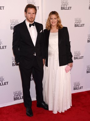 Drew Barrymore e o noivo Will Kopelman em sessão de gala do balé de Nova York (Foto: Getty Images/ Agência)