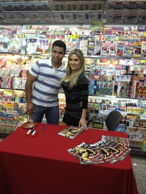 Ex-BBB Renata autografa exemplares de sua ‘Playboy’ em Brasília (Foto: Divulgação)