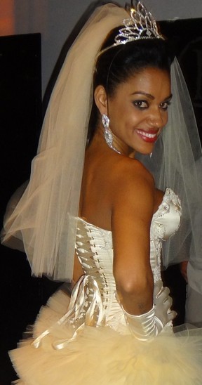 Ana Paula Evangelista desfila de noiva sexy (Foto: Divulgação)