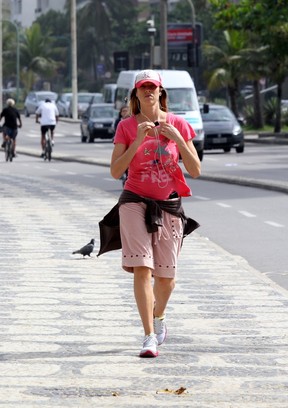 Luana Piovani caminha na orla (Foto: Wallace Barbosa/Ag. News)