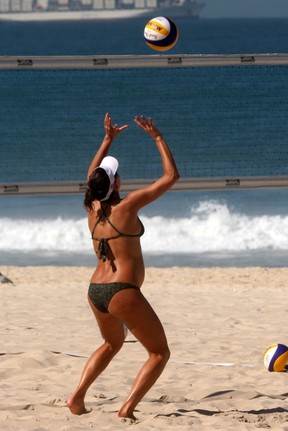 Carol joga vôlei em Ipanema, no Rio (Foto: Edson Teófilo/Photo Rio News)