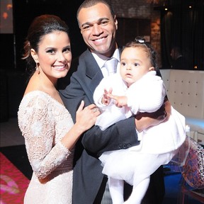Luciele Di Camargo, Denilson e a filha deles, Maria Eduarda  (Foto: Reprodução/Twitter)