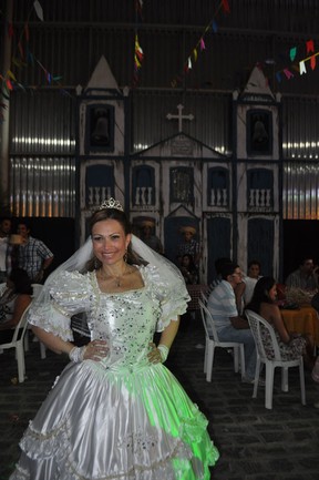 Solange Almeida, do Aviões do Forró, posa vestida de noiva caipira (Foto: Divulgação)