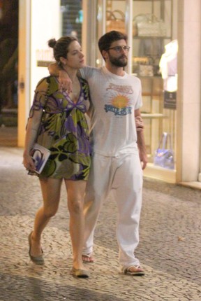 Bruno Gagliasso e Giovanna Ewbank com amigos em restaurante no Rio (Foto: Fausto Candelária/ Ag. News)