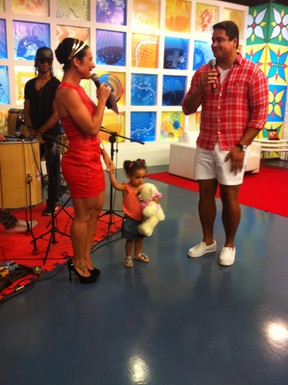 Scheila Carvalho com a filha Giulia e Xanddy em programa de televisão (Foto: Divulgação)