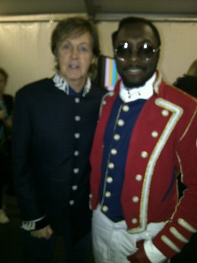 O cantor ao lado de Paul McCartney (Foto: Reprodução/Twitter)
