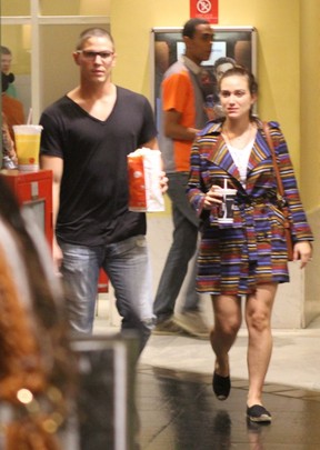 Rômulo Arantes Neto e a namorada Maria Pinna em shopping no Rio (Foto: Daniel Delmiro/ Ag. News)