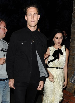 Katy Perry e o namorado Robert Ackroyd depois de jantar em Londres, na Inglaterra (Foto: Grosby Group/ Agência)