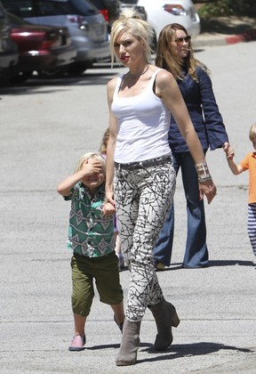 Gwen Stefani com o filho Zuma em Los Angeles, nos Estados Unidos (Foto: X17/ Agência)