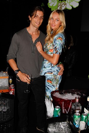 Candice Swanepoel com o namorado em festa (Foto: Danilo Carvalho e Thais Aline/Ag. News)