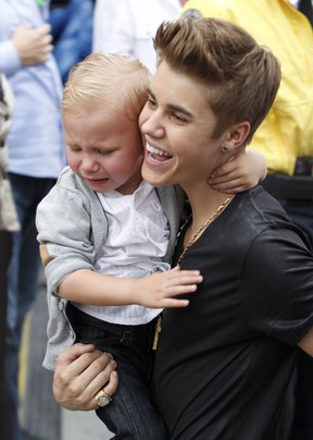 Justin Bieber com o irmão Jaxon em prêmio de música no Canadá (Foto: Reuters/ Agência)