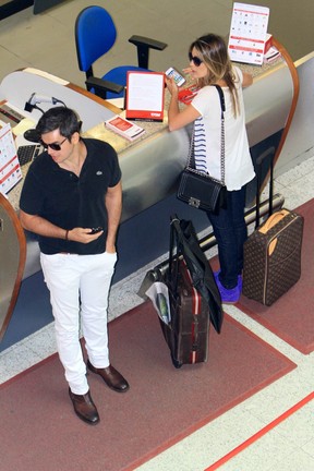 Flávia Alessandra e Otaviano Costa no aeroporto (Foto: Leotty Junior / AgNews)