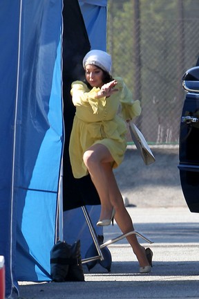Lindsay Lohan tropeça nos bastidores das filmagens de ‘Liz and Dick’ em Los Angeles, nos Estados Unidos (Foto: Grosby Group/ Agência)