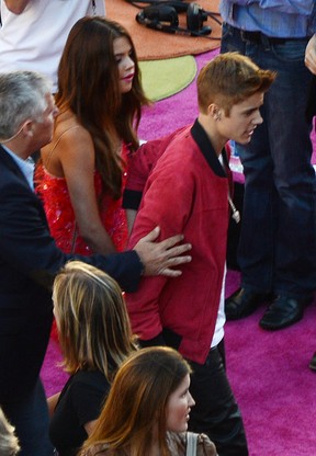 Justin Bieber acompanha Selena Gómez em première de filme de Katy Perry (Foto: AFP/ Agência)