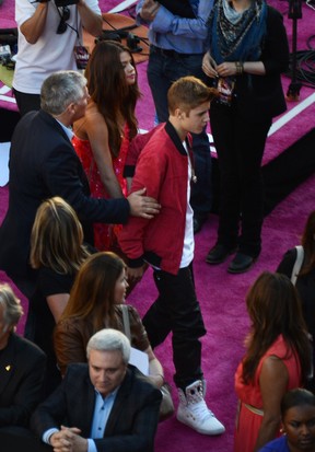 Justin Bieber acompanha Selena Gómez em première de filme de Katy Perry (Foto: AFP/ Agência)