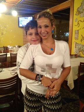 Valesca Popozuda com o filho Pablo em churrascaria no Rio (Foto: Twitter/ Reprodução)