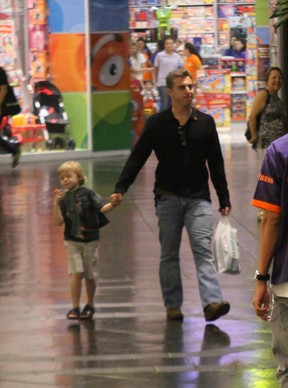 Luciano Huck passeia com o filho Benício em shopping do Ri (Foto: o)